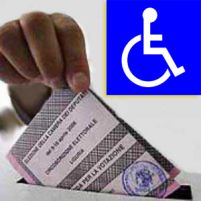 Mano di persona che sta votando, con logo della disabilità nell'angolo dell'immagine