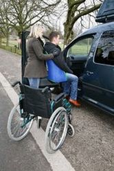 Persona con disabilità viene messo al posto di guida