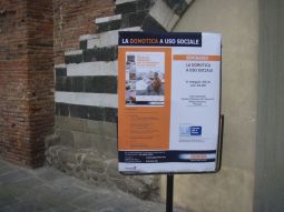 All'ingresso della sede del convegno tenutosi a Pistoia il 6 maggio scorso