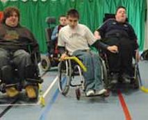 Giovani affetti da distrofia di Duchenne giocano a wheelchair hockey (hockey in carrozzina)