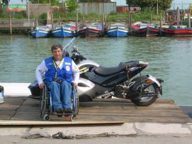 Sandro Dutto con la sua moto, ai tempi del grande viaggio «AdriArtica»