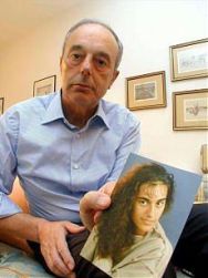 Beppino Englaro, il padre di Eluana, con una foto della figlia