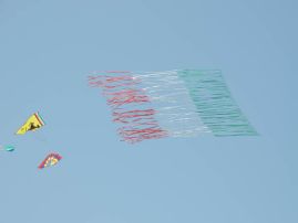 Gli aquiloni hanno «costruito» a Bari anche una bandiera italiana, per la manifestazione denominata «FINCO vola (4° Festival degli Aquiloni)»