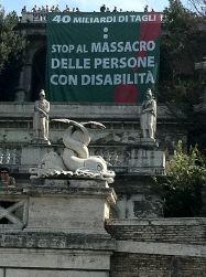 Lo striscione srotolato dalla FISH in Piazza del Popolo a Roma