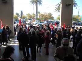 Un'immagine della manifestazione promossa il 4 novembre dalla FISH Sardegna, davanti alla sede del Consiglio Regionale