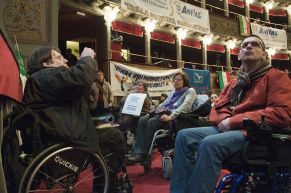 Alcune persone con disabilità presenti al Teatro Valle di Roma (foto di Patrizia Dottori)