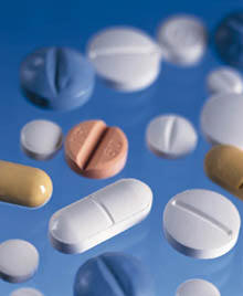 Diversi farmaci su sfondo azzurro