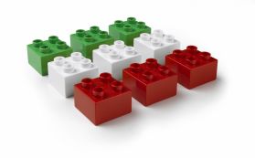 Pezzi di Lego bianchi, rossi e verdi, staccati tra di loro, a rappresentare i difetti del federalismo municipale finora perseguito