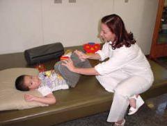 Seduta di fisioterapia neurologica con un bimbo