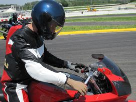 Fabrizio Folli sulla sua moto, grazie all'ortesi realizzata presso il Centro Protesi INAIL