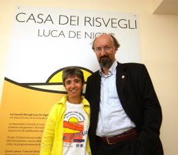 Fulvio De Nigris insieme a Maria Vaccari, presidente dell'associazione bolognese Gli Amici di Luca