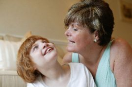 Donna insieme a figlia con disabilità grave