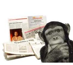 Scimmia davanti ad alcune testate di giornale