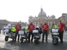 Alcuni protagonisti del Giro d'Italia in Vespa in Piazza San Pietro a Roma