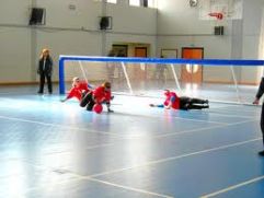 Una partita di goalball, gioco di squadre praticabile da atleti con disabilità visive