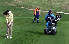 Giocatori di golf, tra cui una persona con disabilità