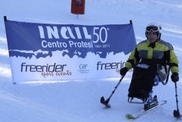 Una partecipante allo Ski Tour del Cinquantenario del Centro Protesi INAIL