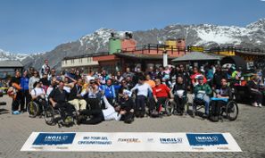 Un'immagine riguardante lo «Ski Tour del Cinquantenario», con il quale, nel 2011, il Centro Protesi INAIL ha festeggiato il proprio cinquantenario