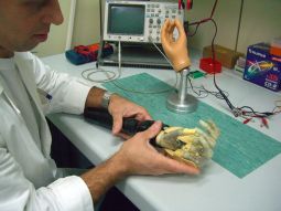 Si lavora, al Centro Protesi INAIL, per realizzare mani protesiche di nuova generazione