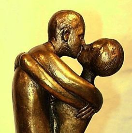 Gioachino Chiesa, Il bacio, scultura in bronzo