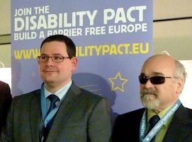 Ádám Kósa (a sinistra), europarlamentare ungherese e prima persona con disabilità a diventare presidente dell'Integruppo sulla Disabilità, insieme a Yannis Vardakastanis, presidente dell'European Disability Forum