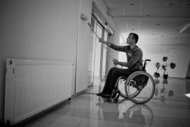Immagine di una mostra fotografica dedicata alle persone con disabilità del Kosovo