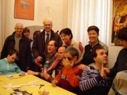 Alcune persone della Lega del Filo d'Oro in visita al Museo della Calzatura di Sant'Elpidio a Mare (Fermo)