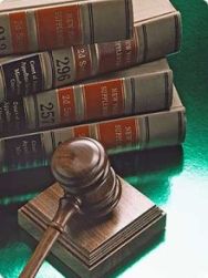 Martelletto del giudice e libri di giurisprudenza