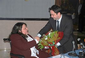 Sylvana Lakkis, responsabile dell'Unione Libanese delle Persone con Disabilità Motoria incontra Ziad Baroud, ministro degll'Interno del suo Paese