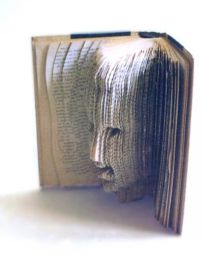 Realizzazione grafica di faccia che esce dalle pagine di un libro