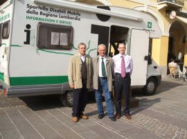 Il sindaco di Asola (Mantova) e alcuni collaboratori del progetto davanti al camper dello Sportello Disabili Mobile