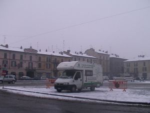 Lo Sportello Disabili Mobile sotto la neve di Casteggio (Pavia), una delle sue tappe di fine novembre