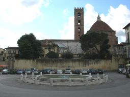 Piazza Antelminelli è una delle aree del centro storico di Lucca, nella cui riqualificazione si è tenuto conto dei criteri di accessibilità