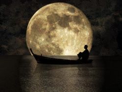 Ombra di un uomo su una piroga sullo sfondo della luna piena