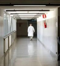 Medico cammina in corridoio