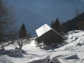 Immagine invernale di una caratteristica costruzione delle Dolomiti (la malga)