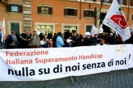 Manifestanti in piazza per la manifestazione organizzata dalla FISH il 15 novembre a Roma