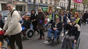 Una mnaifestazione di protesta di persone con disabilità