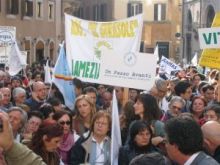 Manifestanti in Piazza Montecitorio a Roma il 15 novembre 2005