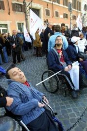 Una manifestazione di piazza con la partecipazione di persone con disabilità