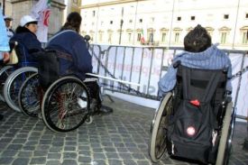 Persone con disabilità alla Manifestazione Nazionale indetta dalla FISH il 15 novembre 2005