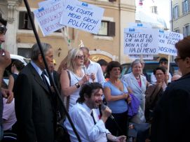 Pietro Barbieri, presidente della FISH, interviene durante la manifestazione di Roma. Al suo fianco il presidente della FAND Giovanni Pagano (foto di Giuliano Giovinazzo)
