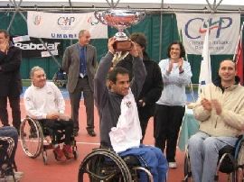 Fabian Mazzei alza la coppa del vincitore del Master Nazionale di Città di Castello