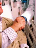 Un medico stringe la mano ad un paziente