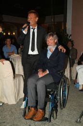 Il presidente dell'AISLA, Mario Melazzini, insieme al cantautore Ron, uno dei principali testimonial dell'Associazione