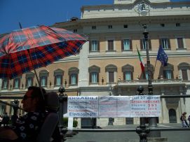 «È più alta la glicemia della pensione!», scrive Lorenzo Milano in uno dei cartelli affissi davanti alla Camera dei Deputati