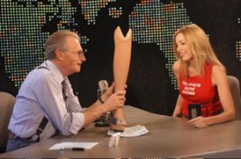 Heather Mills mostra la protesi al conduttore televisivo Larry King