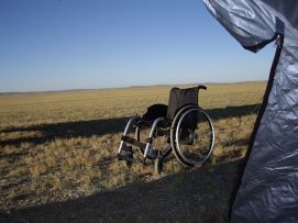 Una carrozzina nel deserto de Gobi, mentre Giampiero Griffo riposa nella sua tenda... (foto di G. Griffo)