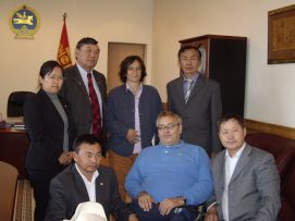 Francesca Ortali (dietro, al centro), responsabile del Servizio Progetti Estero dell'AIFO e Giampiero Griffo (in prima fila al centro), componente dell'Esecutivo Mondiale di Disabled Peoples' International (DPI), in un incontro di qualche anno fa con alcuni esponenti del Governo della Mongolia