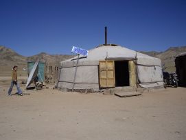 Un «gher», la tipica tenda mongola, con antenna satellitare e impianto fotovoltaico (foto di G. Griffo)